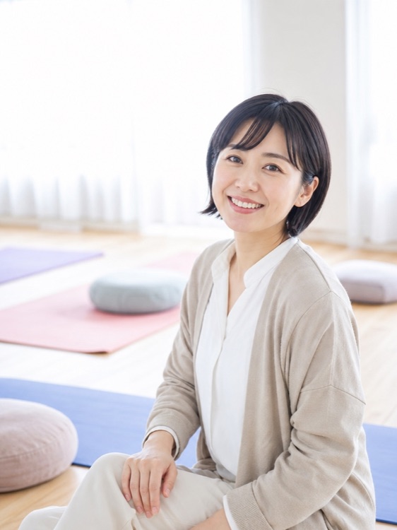 こもれび助産院 助産師の東なつき。教室でカメラに向かって微笑んでいる